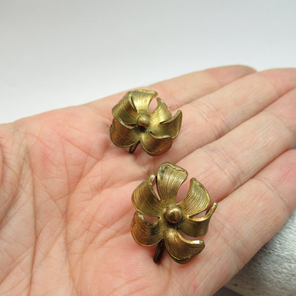 Vintage Screw back Orchid earrings - Picture 10 of 11